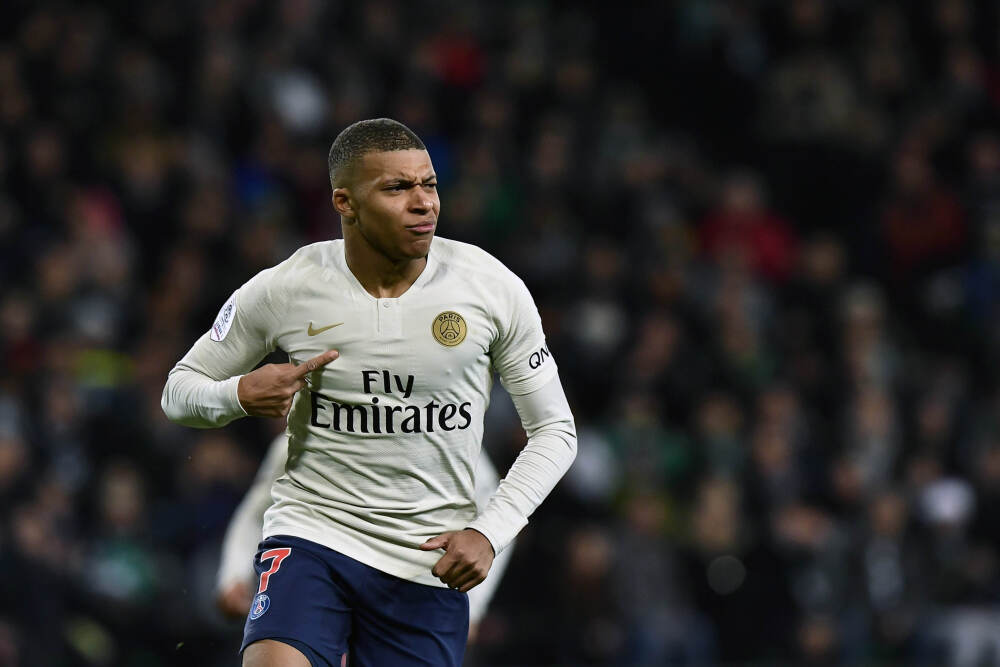 暖心举动❤️倾盆大雨中，突尼斯球员们把自己的外套脱下来给球童